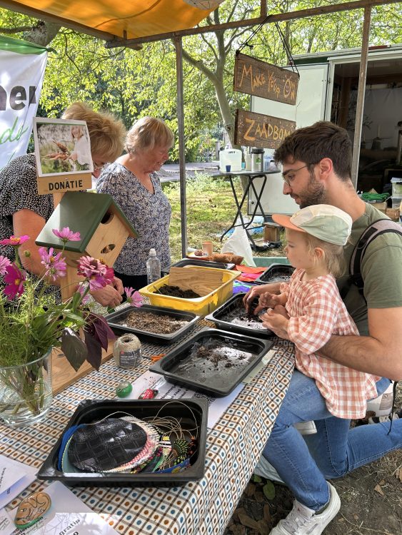 Zaadbommen maken op de Bieslanddag