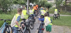 Basisschoolkinderen met oogst kindertuin